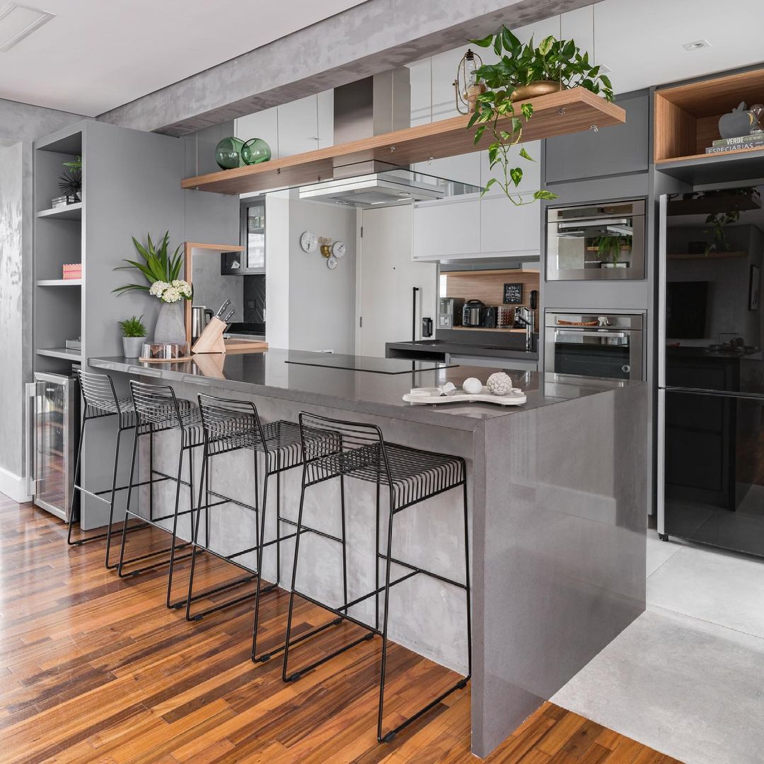 1. DEUSA CONSTANZI – CUMARU 7CM